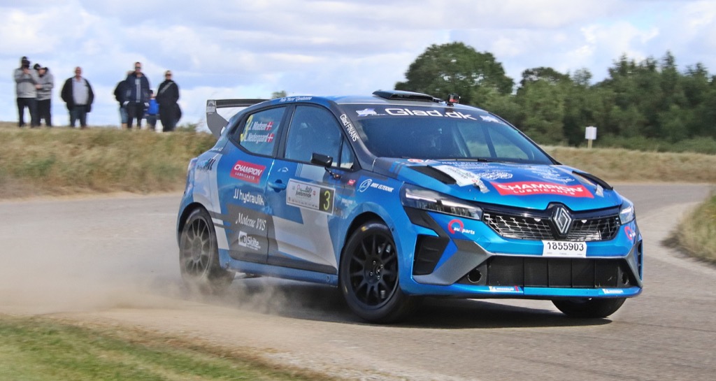Jacob Madsen og Line Nedergaard tog andenpladsen i deres første hjemmebanestart i Glad Sports Renault Clio Rally3.
(Foto: Glad Sport Presse)
